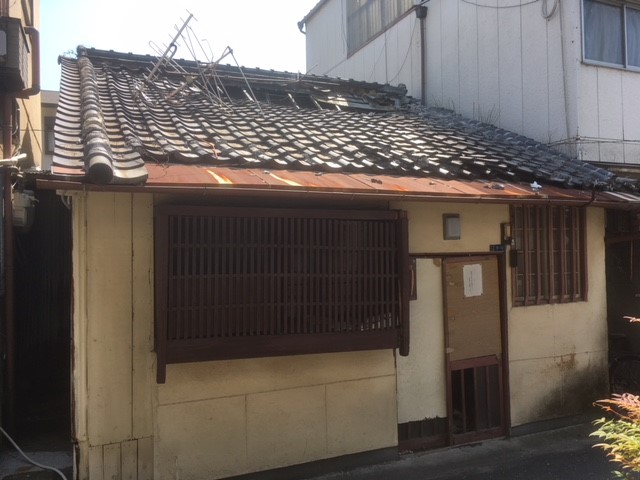 竣工前の状態（老朽化した平家）